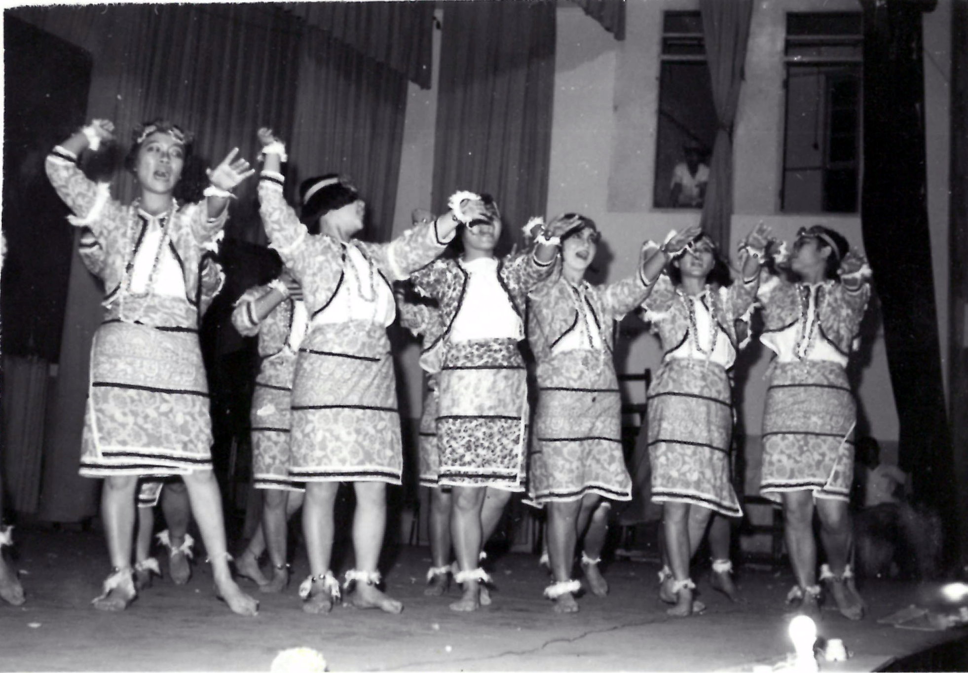 148.53年5月xx日 本校女生舞編隊參加全縣民族舞蹈比賽榮獲冠軍